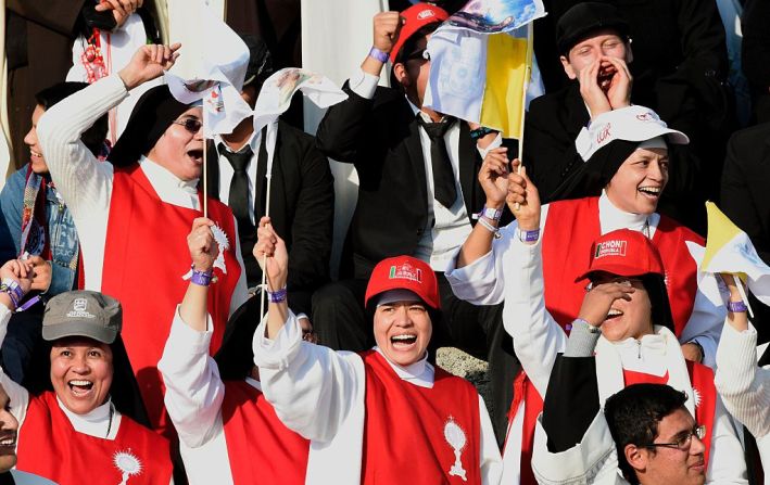 16 de febrero de 2016 - Monjas esperan a Francisco en el estadio "Venustiano Carranza" en Morelia, Estado de Michoacán, México.