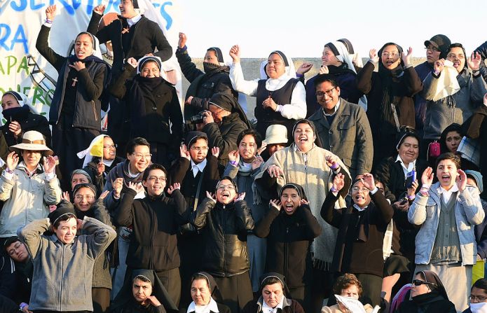 16 de febrero de 2016 - Monjas esperan la llegada de Francisco en el estadio "Venustiano Carranza" en Morelia, Estado de Michoacán, México.