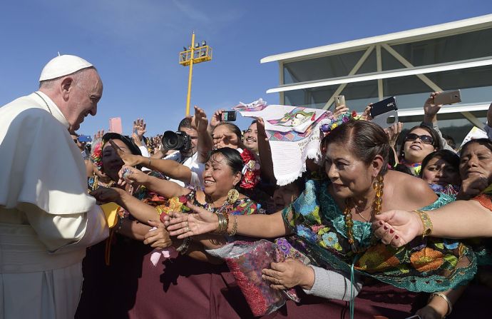 15 de febrero de 2016 - Esta imagen difundida por el Vaticano muestra al papa Francisco saludando a la gente mientras celebra una misa con los representantes de las comunidades indígenas en el estado de Chiapas en San Cristóbal de Las Casas.