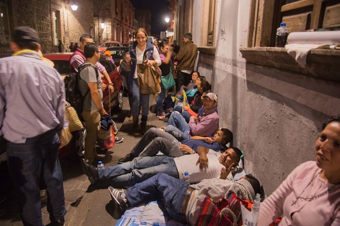 15 de febrero de 2016 - Las personas esperan a Francisco en una calle de Morelia, Michoacán, México.