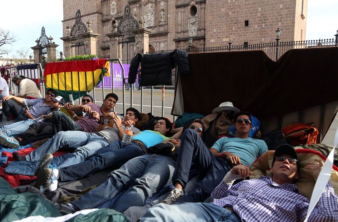 15 de febrero de 2016 - Jóvenes esperan a Francisco frente a la catedral de Morelia, Michoacán, México.