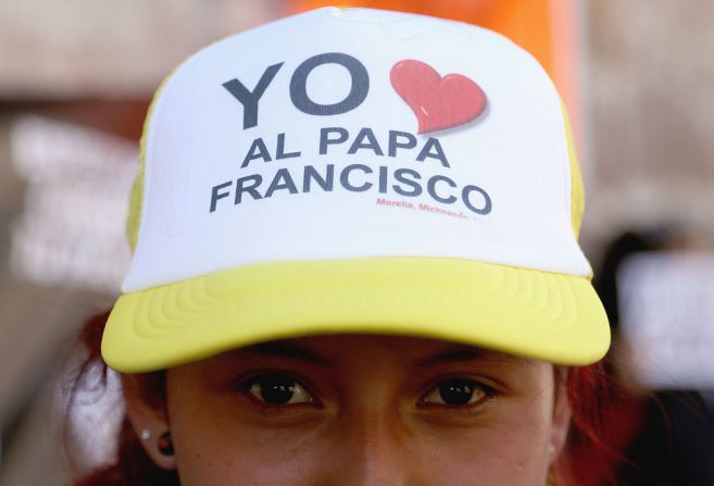 15 de febrero de 2016 - Una mujer espera la llegada de Francisco, cerca de la catedral de Morelia, Michoacán, México.