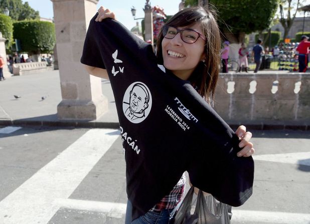 15 de febrero de 2016 - Un vendedor ambulante muestra una camiseta del Francisco en frente de la catedral de Morelia, Estado de Michoacán, México.