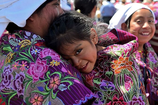 15 de febrero de 2016 - Una niña asiste a una misa celebrada por Francisco con los representantes de las comunidades indígenas de Chiapas en San Cristóbal de Las Casas, México.