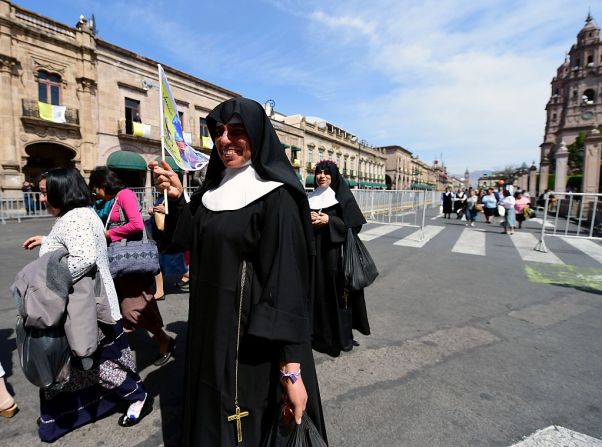 15 de febrero de 2016 - Monjas caminan cerca de la catedral de Morelia, Michoacán, México, un día antes de la llegada de Francisco a la ciudad.