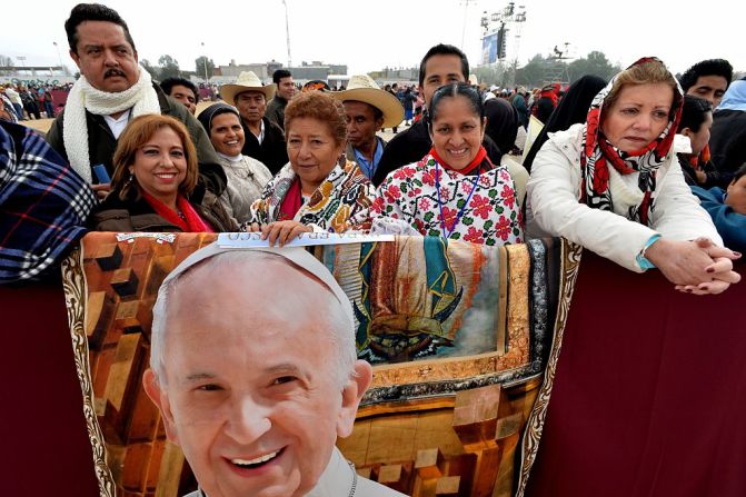 15 de febrero de 2016 - Personas esperan la llegada de Francisco para una misa al aire libre en San Cristóbal de las Casas, Chiapas.