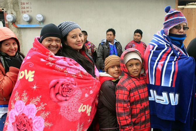 15 de febrero de 2016 - Un grupo de fieles católicos espera fuera del lugar donde Francisco celebró una misa al aire libre en San Cristóbal de las Casas, Chiapas, México.