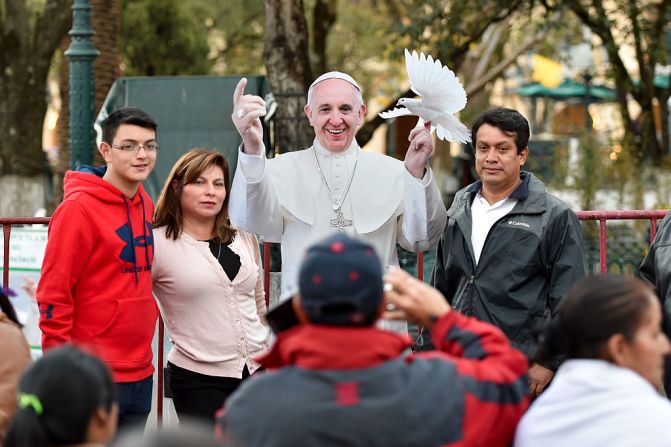 14 de febrero de 2016 - Las personas posan al lado de una imagen de cartón de Francisco en el centro de San Cristóbal de las Casas, Chiapas, México.