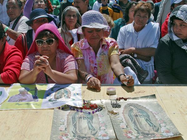 14 de febrero de 2016 - Fieles católicos participan en la misa al aire libre de Francisco en Ecatepec.