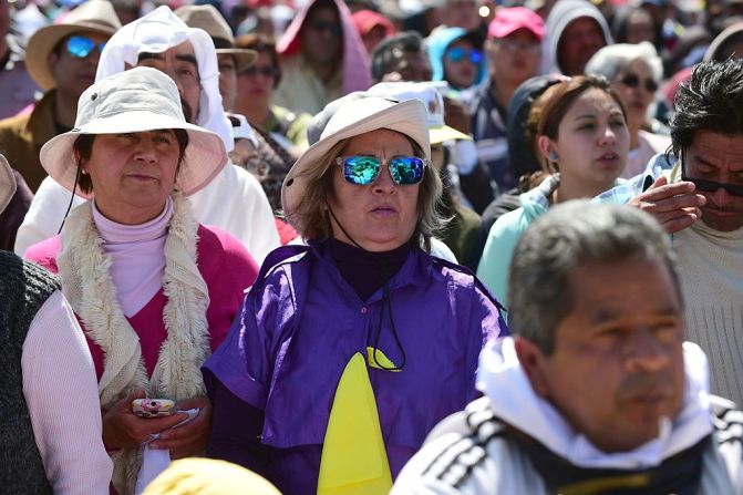 14 de febrero de 2016 - Fieles católicos participan en la misa al aire libre de Francisco en Ecatepec.