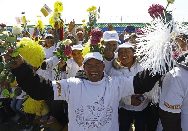 14 de febrero de 2016 - Fieles católicos ensayan cánticos antes de la llegada de Francisco a Ecatepec.