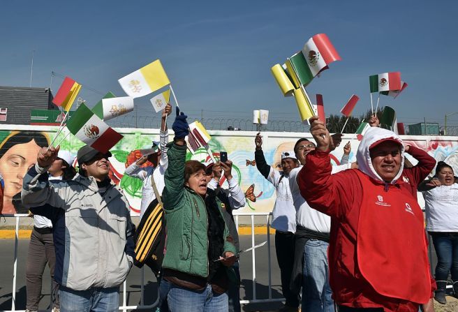 14 de febrero de 2016 - Fieles católicos ensayan cánticos antes de la llegada de Francisco a Ecatepec.