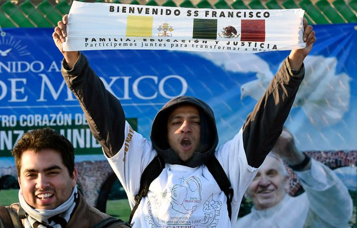 14 de febrero de 2016 - Fieles católicos ensayan cánticos antes de la llegada de Francisco a Ecatepec.