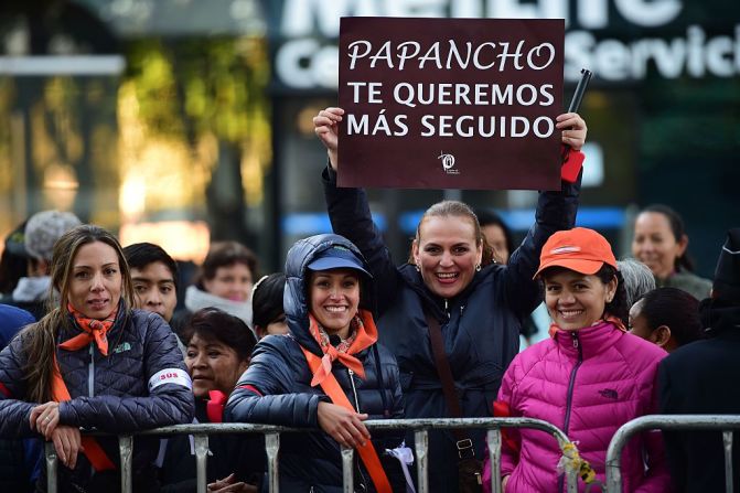 13 de febrero de 2016 - Fieles esperan el paso de Francisco en la Ciudad de México el.