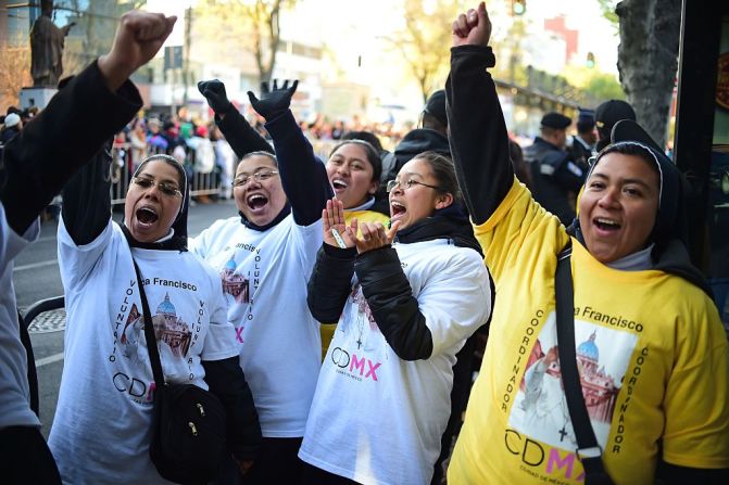 13 de febrero de 2016 - Unas monjas esperan el paso de Francisco en la Ciudad de México.