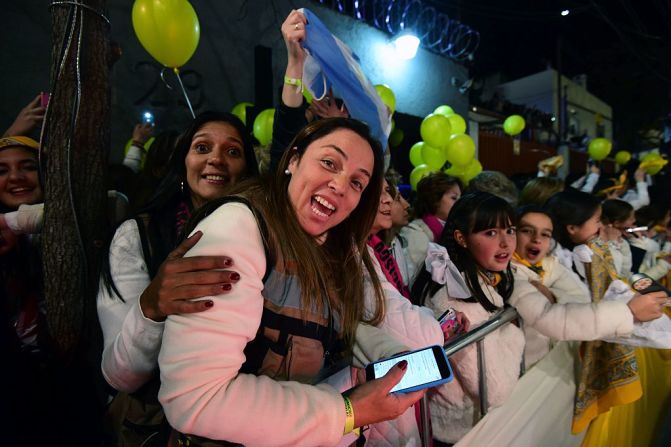 12 de febrero de 2016 - Fieles católicos esperan el papamóvil pasar en la Ciudad de México.