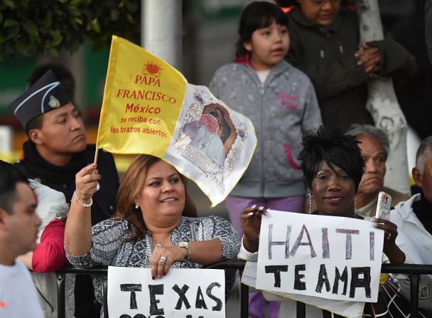 12 de febrero de 2016 - Fieles católicos esperan la llegada del papa Francisco en la Ciudad de México.