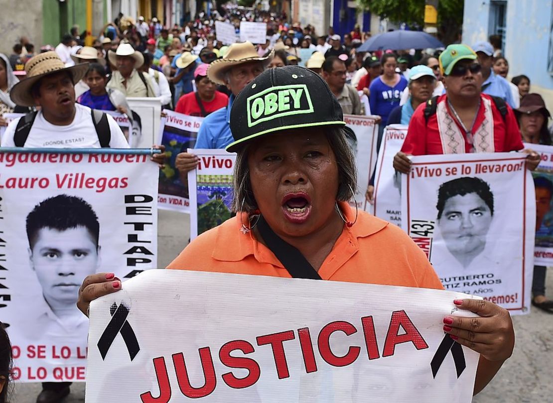 Familiares y amigos de los 43 estudiantes desaparecidos de Ayotzinapa salieron a protestar a las calles de Iguala, Guerrero en conmemoración del primer año de su desaparición.