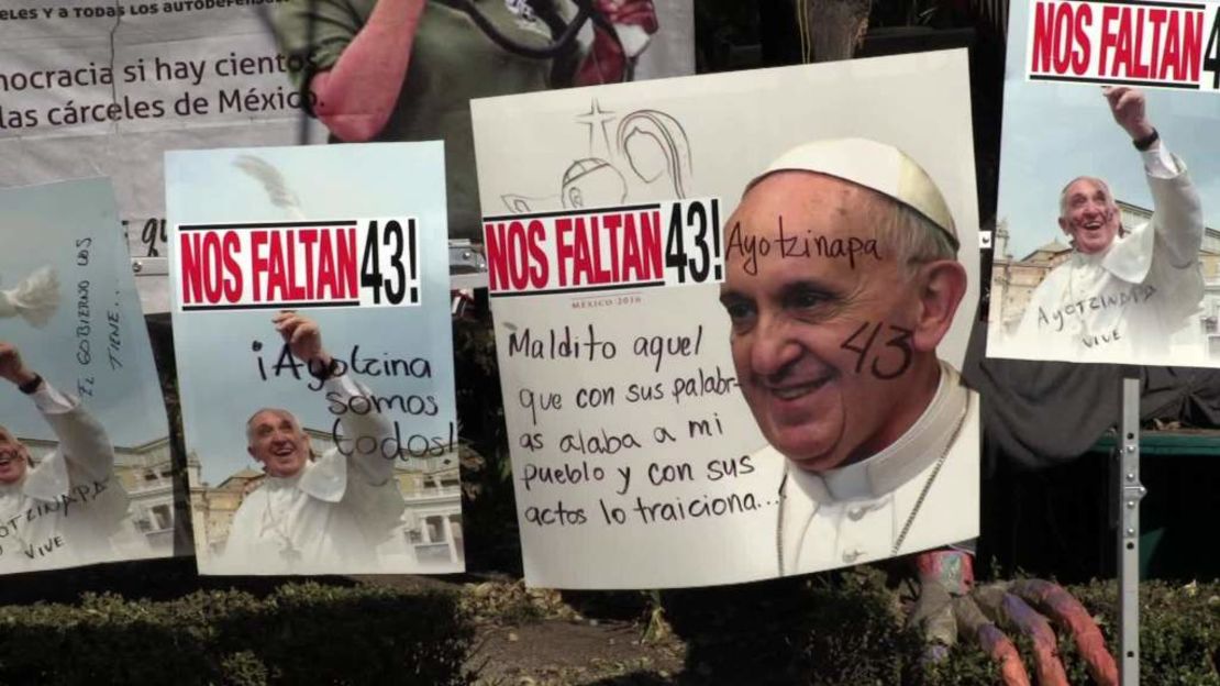 Los pósters de la visita del papa Francisco a México fueron rayados con mensajes alusivos a los 43 de Ayotzinapa.