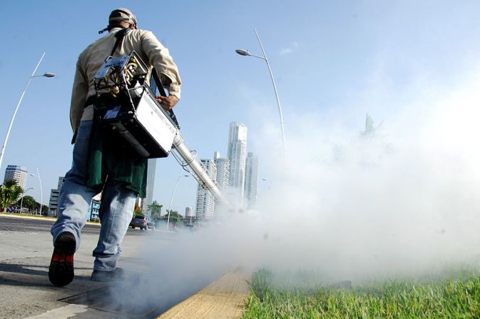 Un funcionario del ministerio de salud fumiga contra el mosquito aedes en Ciudad de Panamá el 2 de febrero de 2016.