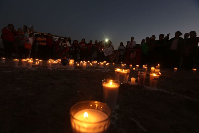 El papa Francisco les pidió a las monjas y sacerdotes este martes que no se resignaran a no hacer nada frente a la violencia.