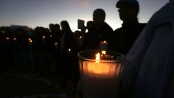 Familiares de mujeres y campesinos desaparecidos protestan cerca del aeropuerto de Ciudad de Juárez este martes, horas antes de la llegada del papa.