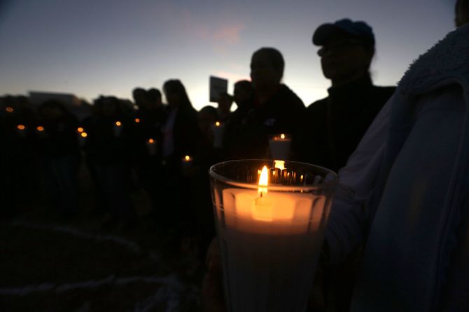 Familiares de mujeres y campesinos desaparecidos protestan cerca del aeropuerto de Ciudad de Juárez este martes, horas antes de la llegada del papa.