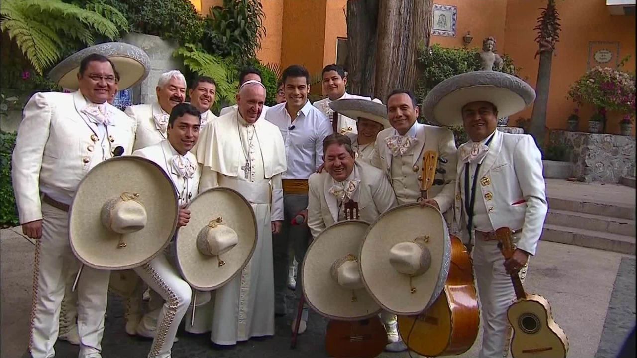 CNNE 258209 - 160217093958-cnnee-francisco-mexico-despedida-nunciatura-mariachi-00023901