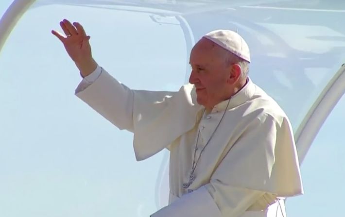 El papa abordó el papamóvil y luego bajó por unos instantes para saludar a los fieles que le dieron la bienvenida en el aeropuerto.