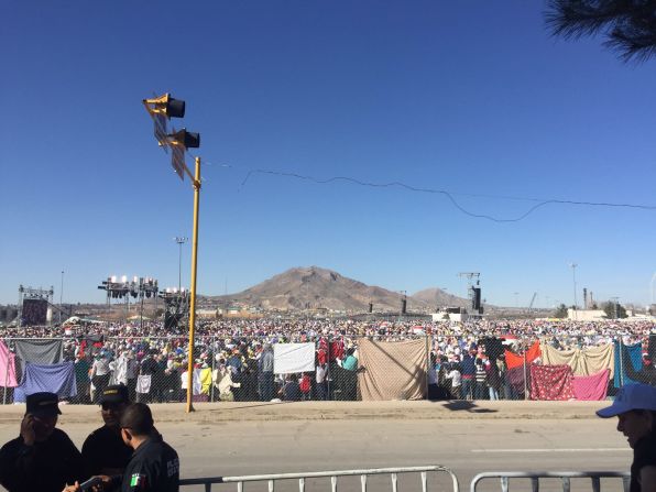 Miles de personas acuden a la misa en la frontera con Estados Unidos.