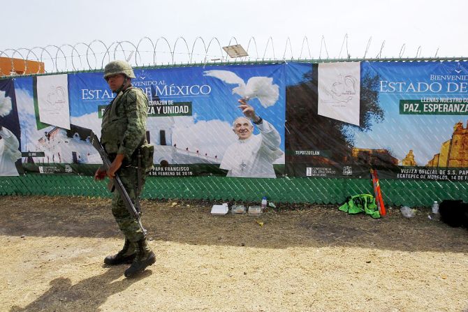 Ecatepec, México: Un soldado monta guardia durante la misa al aire libre celebrada el 14 de febrero de 2016.