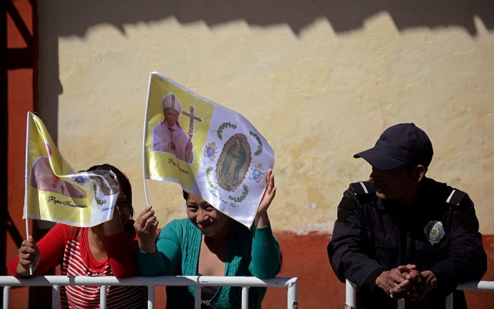 San Cristóbal de las Casas, Chiapas - Las personas esperan a Francisco fuera de la catedral el 15 de febrero de 2016, en medio de fuertes medidas de seguridad.