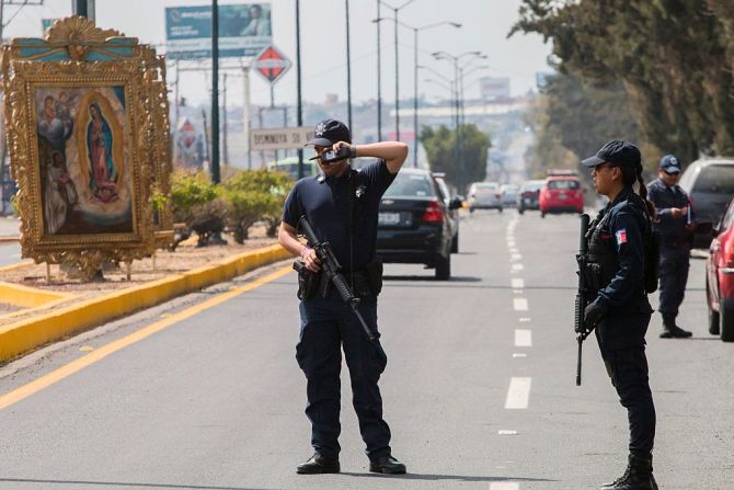 Morelia, Michoacán - La Policía Federal de México patrulla las calles en preparación para la visita de Francisco, el 15 de febrero de 2016.