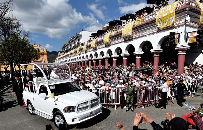 San Cristóbal de las Casas, Chiapas - La multitud, tras vallas de seguridad, recibe a Francisco a su salida de San Cristóbal de las Casas en el papamóvil, después de haber oficiado una misa al aire libre el 15 de febrero de 2016.