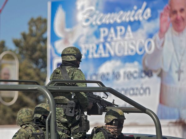 Ciudad Juárez, Chihuahua - Los soldados mexicanos patrullan las calles de Ciudad Juárez el 15 de febrero de 2016.