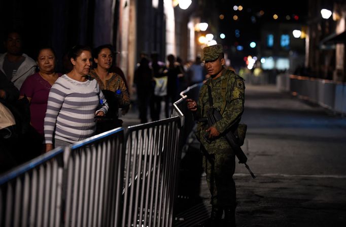 Morelia, Michoacán - Los soldados mexicanos patrullan las calles de Morelia el 15 de febrero de 2016.