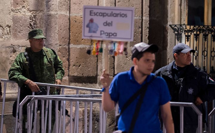 Morelia, Michoacán - Los soldados mexicanos patrullan las calles de Morelia el 15 de febrero de 2016.