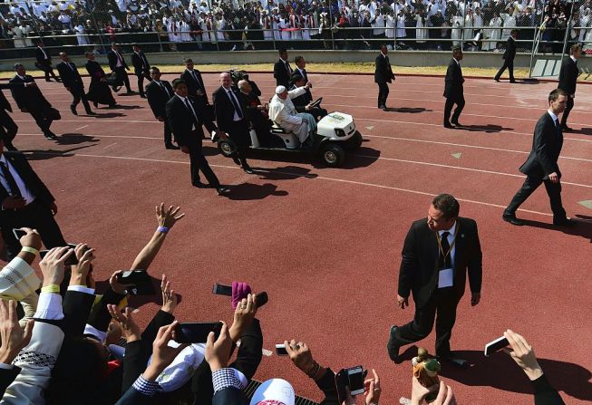 Morelia, Michoacán - Francisco sale del estadio "Venustiano Carranza" en Morelia el 16 de febrero de 2016 custodiado por las fuerzas de seguridad.