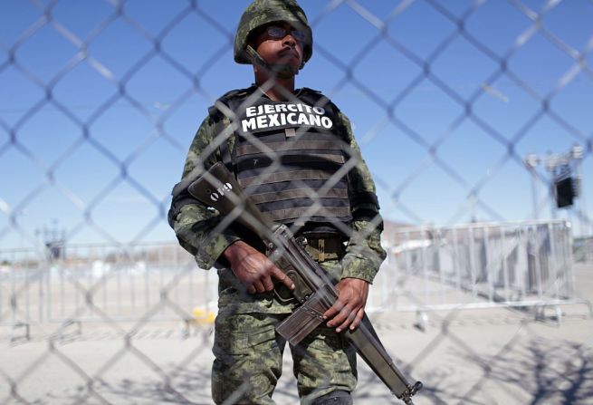 Ciudad Juárez, Chihuahua - Los soldados mexicanos hacen guardia en los alrededores del lugar en el que Francisco celebra la misa en Ciudad Juárez el 17 de febrero de 2016.