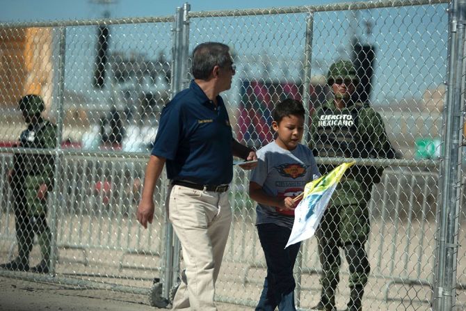 Ciudad Juárez, Chihuahua - Soldados custodian el perímetro del estadio Benito Juárez, en las cercanías del lugar donde Francisco ofició una misa al aire libre.