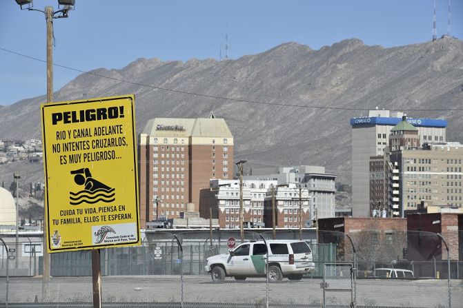 Ciudad Juárez, Chihuahua - Vista de la frontera entre México (primer plano) y Estados Unidos (parte posterior) cerca del lugar desde donde Francisco ora por los migrantes en Ciudad Juárez el 17 de febrero de 2016.