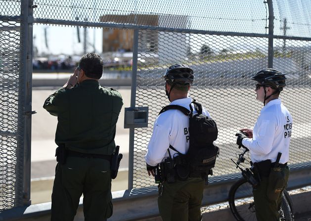 Los oficiales de seguridad patrullan a lo largo de la frontera entre México y Estados Unidos, antes de la misa de Francisco en Ciudad Juárez el 17 de febrero del 2016.