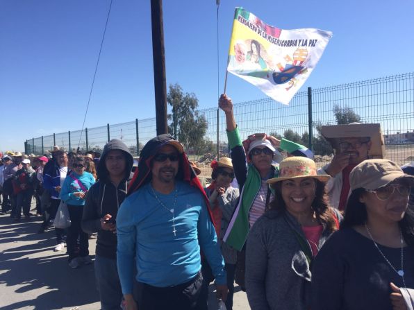 El entusiasmo de los feligreses en Ciudad Juárez antes de la misa.