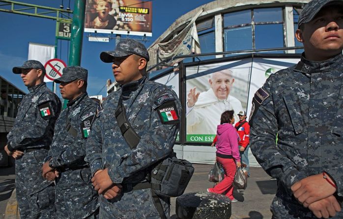 Ciudad de México - Policías federales mexicanos hacen guardia mientras Francisco se dirige al Palacio Nacional el 13 de febrero de 2016.