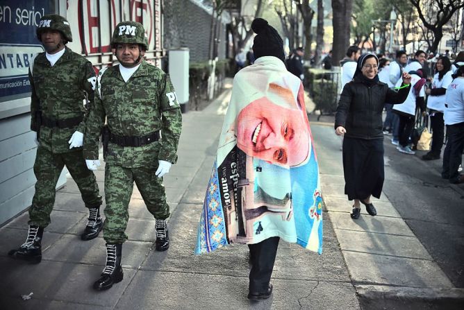 Ciudad de México - Fieles esperan el paso de Francisco el 13 de febrero de 2016 hacia el Palacio Nacional de México, en medio de fuertes medidas de seguridad.