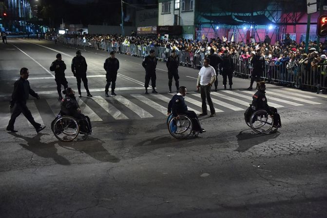 Ciudad de México - La policía monta guardia mientras la gente espera la llegada de Francisco el 12 de febrero de 2016.