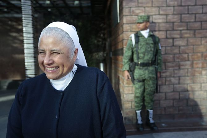 Ciudad de México - Una monja sonríe mientras espera a Francisco, en medio de fuertes medidas de seguridad, el 12 de febrero de 2016.