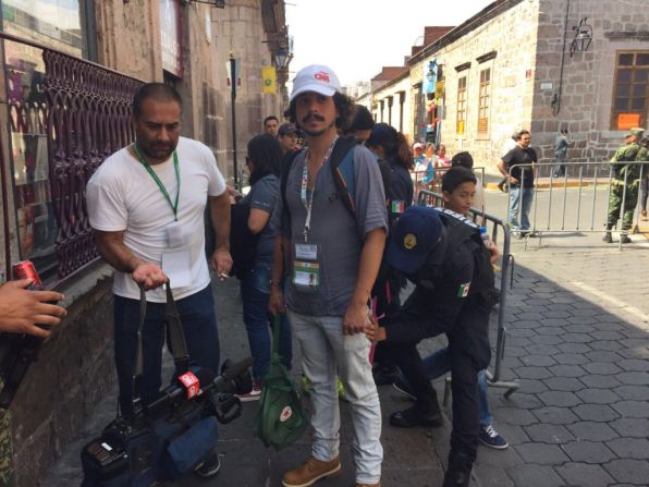 Morelia, Michoacán - El equipo de CNN en Español pasa uno de los tantos puntos de revisión de seguridad instalados por la presencia del papa en la capital de Michoacán.