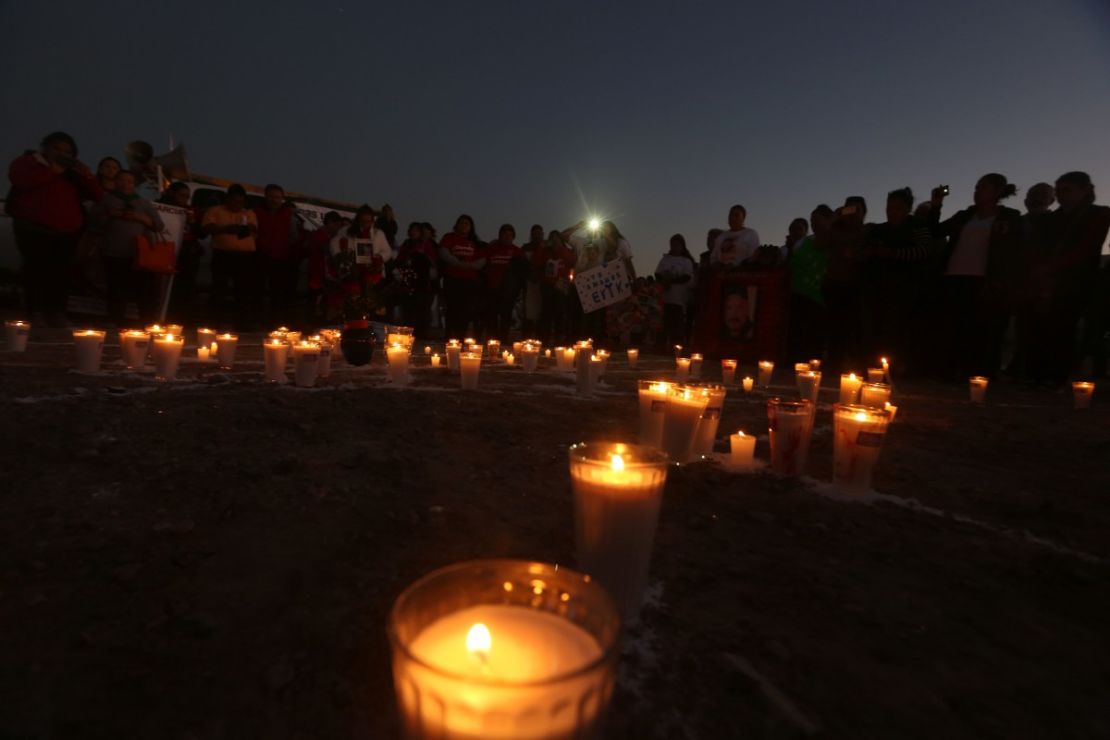 Familiares de mujeres desaparecidas protestan cerca del aeropuerto de Ciudad Juárez, México, poco antes de que el papa Francisco llegara a dicha ciudad fronteriza.