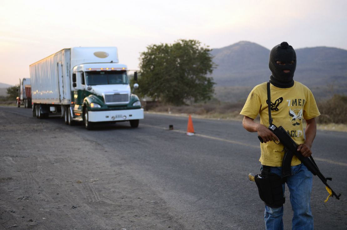Un miembro de un grupo de autodefensa patrulla una carretera entre Tepalcatepec y Apatzingán, en el estado de Michoacán.